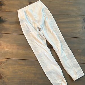 Good condition Fabletics white power hold sz XS leggings